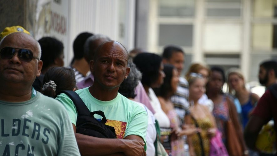 File d'attente de fonctionnaires pour une distribution de nourriture le 27 décembre 2016 dans l'immeuble d'un syndicat à Rio