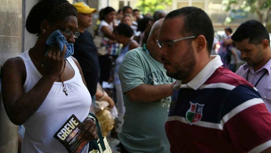 File d'attente de fonctionnaires pour une distribution de nourriture le 27 décembre 2016 dans l'immeuble d'un syndicat à Rio