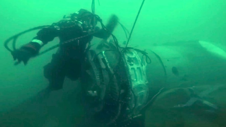 Photo fournie le 28 décembre 2016 par les autorités russes d'un plongeur récupérant des débris du Tupolev qui s'est abimé en mer Noire au large de Sotchi