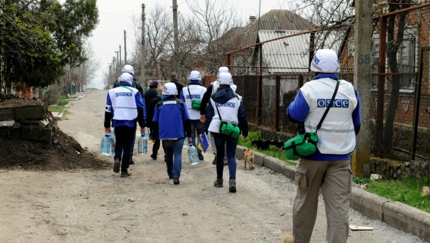 Des membres de l'OSCE en mission dans les environs de Marioupol en Ukraine, le 14 avril 2015