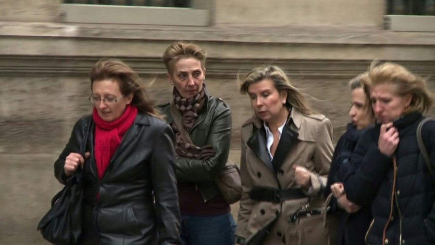 Capture d'écran d'une video d'AFPTV de Sylvie, Fabienne et Carole Carot, les filles de Jacqueline Sauvage, arrivant le 29 janvier 2016 à l'Elysée à Paris