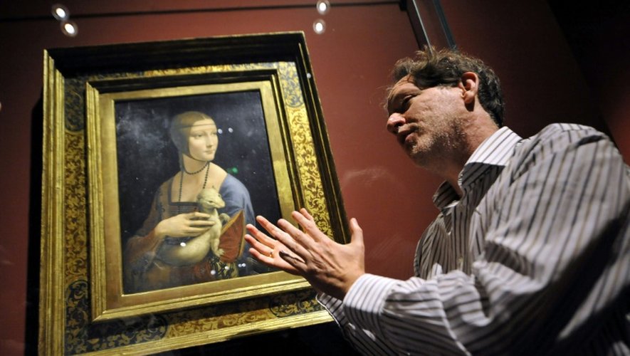 Le directeur du musée de Budapest, Laszlo Baan, devant le tableau de Léonard de Vinci "La dame à l'hermine" le 27 octobre 2009 à Budapest