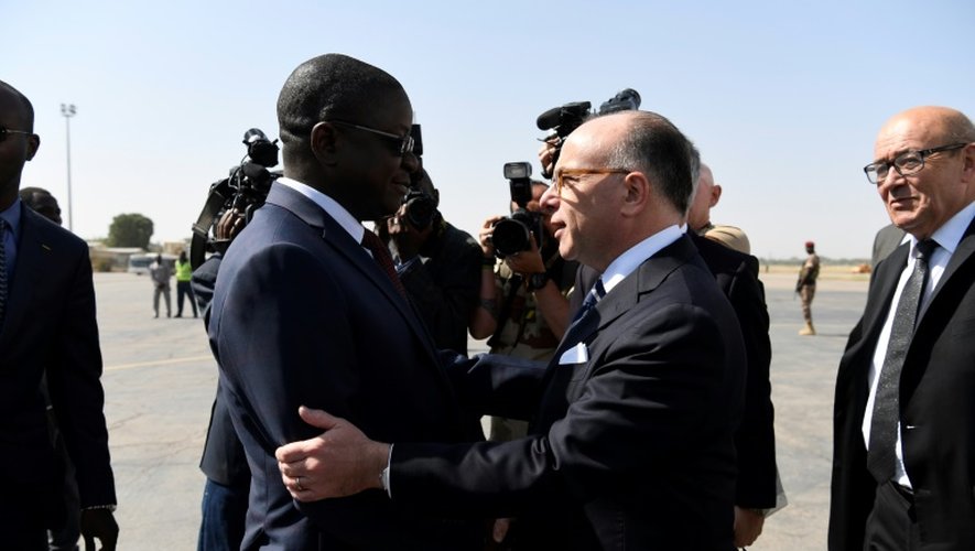 Le Premier ministre français Bernard Cazeneuve est accueilli par son homologue Tchadien  Albert Pahimi Padacke à l'aéroport de N'Djamena le 29 décembre 2016
