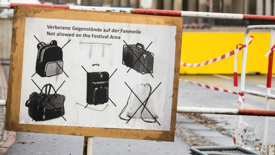 L'interdiction de bagages placardée  près de la porte de Brandebourg le 29 décembre 2016 à Berlin