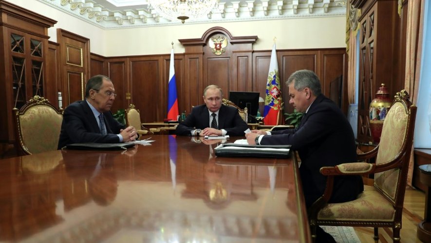 Réunion entre le président russe  Vladimir Poutine (c), le ministre de la Défense Sergei Shoigu (d) et des Affaires étrangères Sergei Lavrov, au Kremlin, le 29 décembre 2016