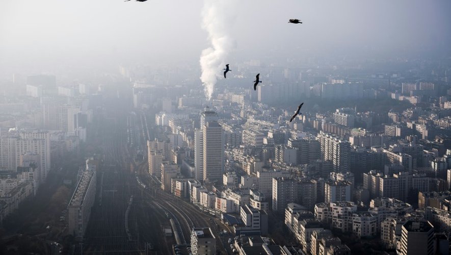 Vue depuis la Tour Montparnasse, Paris vit un nouvel épisode de pollution aux particules, le 29 décembre 2016