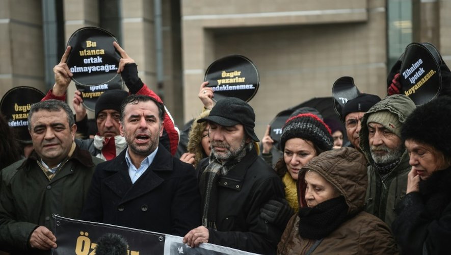 Manifestation devant le tribunal d'Istanbul où est jugée la romancière Asli Erdogan, le 29 décembre 2016