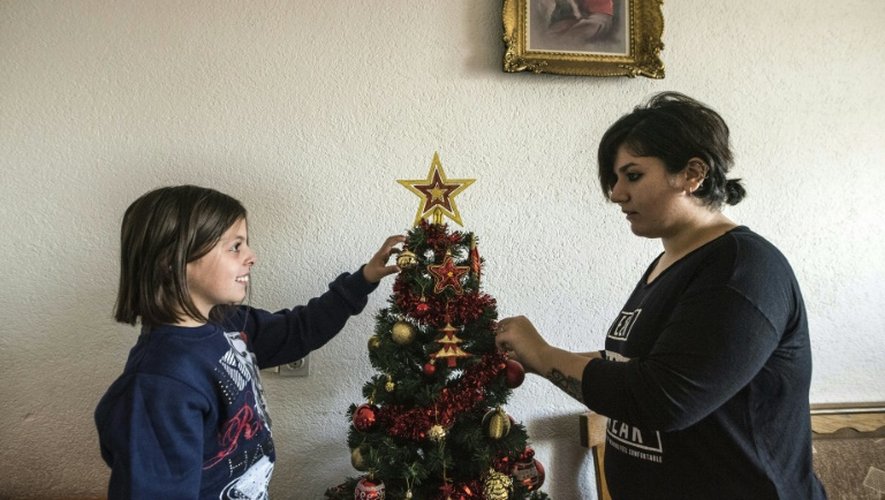Noora Arkavazi et la fille de son mari 
Bobi Dodevski le 21 décembre 2016 à leur domicile de Kumanovo en Macédoine