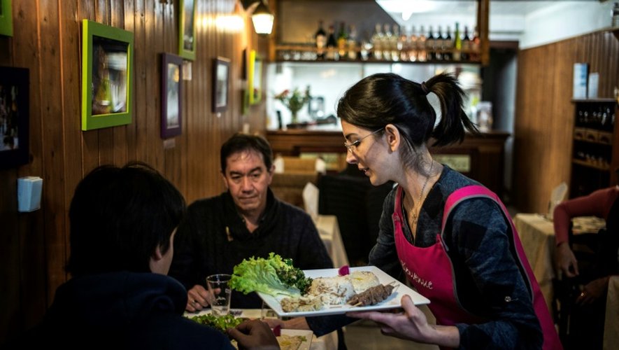 Rima Asfar, une réfugiée syrienne, dans le restaurant qu'elle tient avec son mari, le  "Délices d'Alep", le 29 décembre 2016 à Tournus