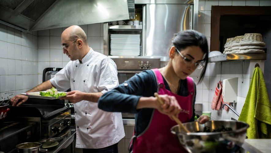 César et Rima Asfar, un couple de réfugié syrien, dans leur restaurant aux "Délices d'Alep" le 29 décembre 2016 à Tournus