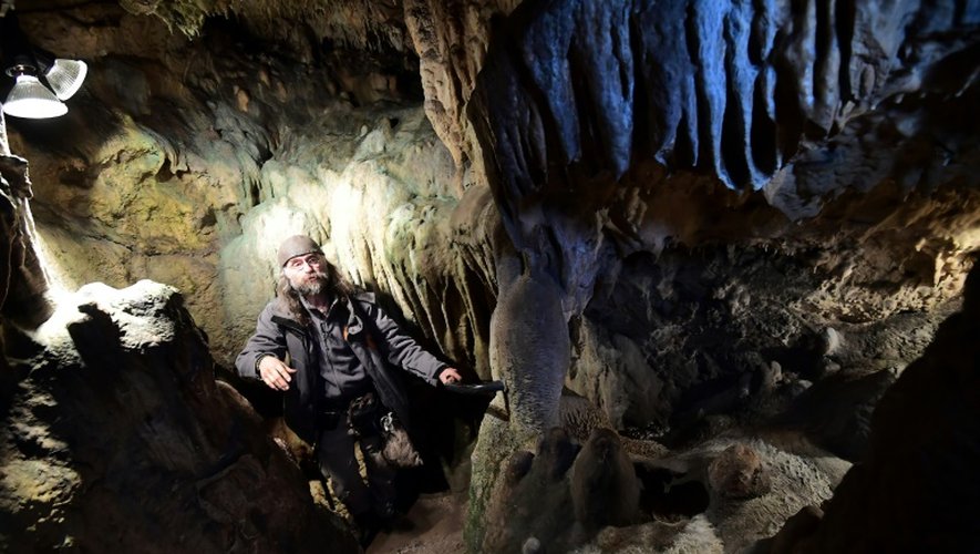 L'archéologue belge Christian Casseyas dans les grottes de Goyet en Belgique, le 19 décembre 2016
