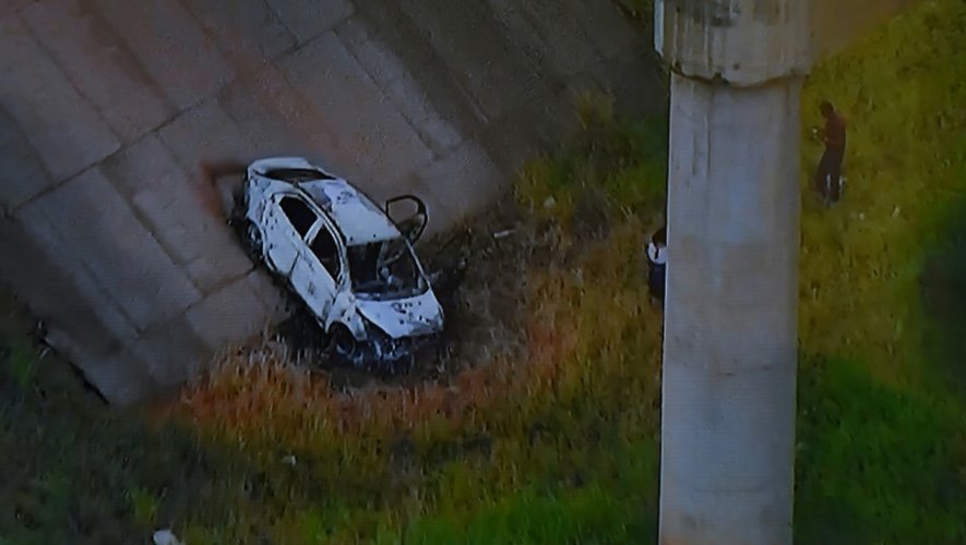Photo prise alors que la TV Globo News montre des images de la voiture accidentée de l'ambassadeur grec au Brésil, Kyriakos Amiridis à Rio de Janeiro le 30 décembre 2016