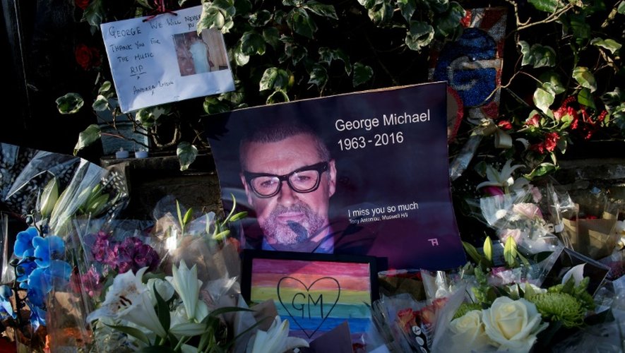 Hommages rendus à George Michael devant sa résidence à Londres, le 28 décembre 2016