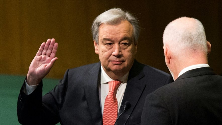 Antonio Guterres prête serment au titre de nouveau secrétaire général des Nations unies devant le président de l'Assemblée générale Peter Thomson, le 12 décembre 2016 à New York