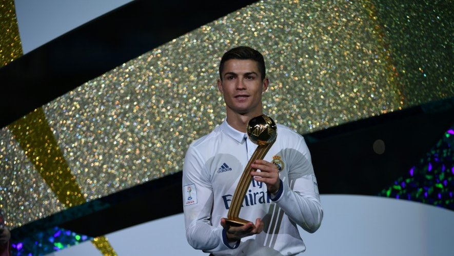 La mégastar Cristiano Ronaldo, ici sacré meilleur joueur du Mondial des clubs à Yokohama, le 18 décembre 2016, est ciblé par le foot chinois