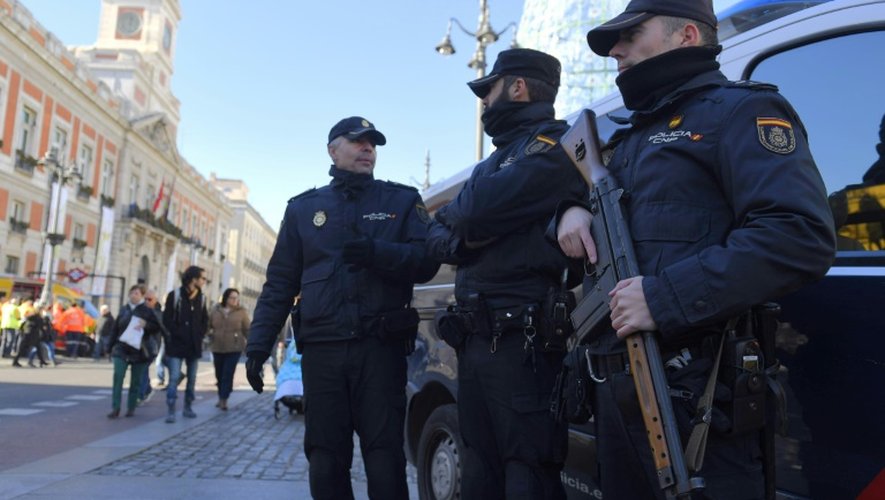 La police espagnole en faction sur la Puerta del Sol, lieu emblématique de Madrid où des milliers de personnes s'apprêtent à célébrer le Nouvel An, le 30 décembre 2016