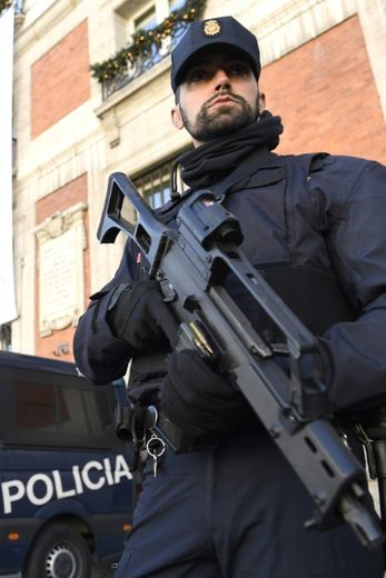 La police espagnole en faction sur la Puerta del Sol, lieu emblématique de Madrid où des milliers de personnes s'apprêtent à célébrer le Nouvel An, le 30 décembre 2016