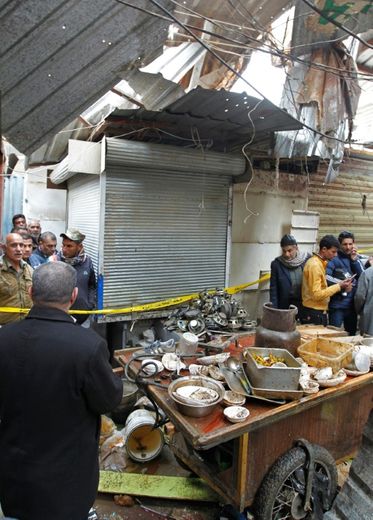 Scène de destruction après un double attentat sur un marché de Bagdad, le 31 décembre 2016