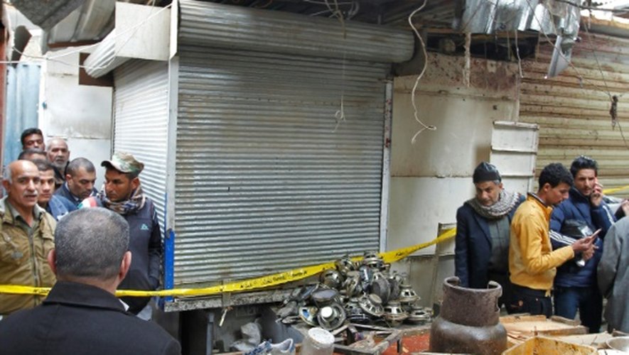 Scène de destruction après un double attentat sur un marché de Bagdad, le 31 décembre 2016