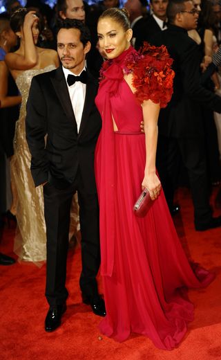 Aujourd'hui séparé, le couple Jennifer Lopez et Marc Anthony sait parfaitement capter l'attention des photographes. Dans un costume sombre, le chanteur n'hésite pas à mettre sa compagne, en rouge vibrant, en avant. New York, le 2 mai 2011.