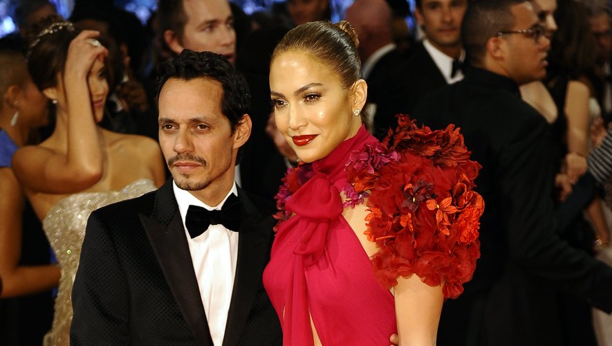 Aujourd'hui séparé, le couple Jennifer Lopez et Marc Anthony sait parfaitement capter l'attention des photographes. Dans un costume sombre, le chanteur n'hésite pas à mettre sa compagne, en rouge vibrant, en avant. New York, le 2 mai 2011.