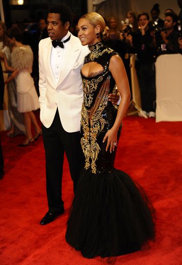 Spécialistes des red carpet, Jay-Z et Beyoncé ne lésinent pas sur les moyens pour briller et se faire remarquer. Le rappeur joue la carte du blanc, ultra-chic, quand la chanteuse s'offre une tenue raffinée et sexy. New York, le 2 mai 2011.