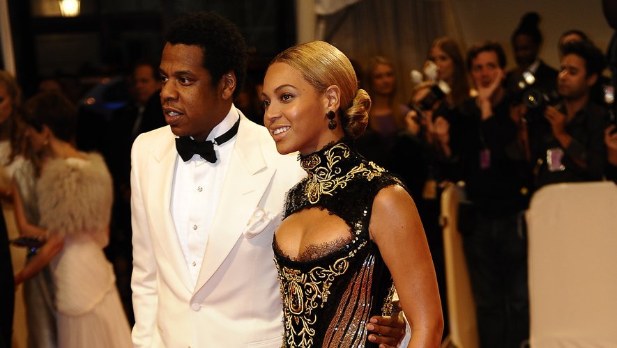 Spécialistes des red carpet, Jay-Z et Beyoncé ne lésinent pas sur les moyens pour briller et se faire remarquer. Le rappeur joue la carte du blanc, ultra-chic, quand la chanteuse s'offre une tenue raffinée et sexy. New York, le 2 mai 2011.