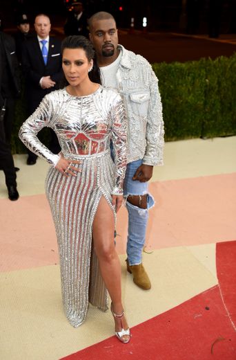 S'ils ne regardent pas dans la même direction, Kim Kardashian et Kanye West s'accordent sur un point : leur tenue, plus bling bling que jamais (ou presque). New York, le 2 mai 2016.