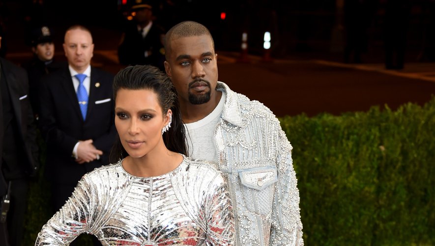 S'ils ne regardent pas dans la même direction, Kim Kardashian et Kanye West s'accordent sur un point : leur tenue, plus bling bling que jamais (ou presque). New York, le 2 mai 2016.