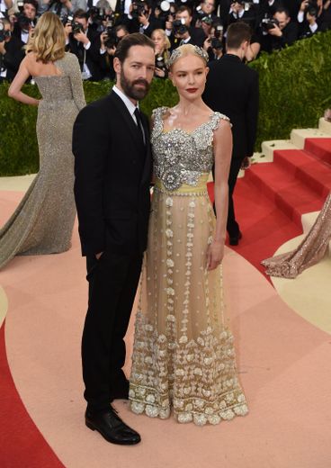 Le costume sobre et chic de Michael Polish se marie à merveille avec le côté excentrique de la robe de Kate Bosworth, déesse d'un soir. New York, le 2 mai 2016.