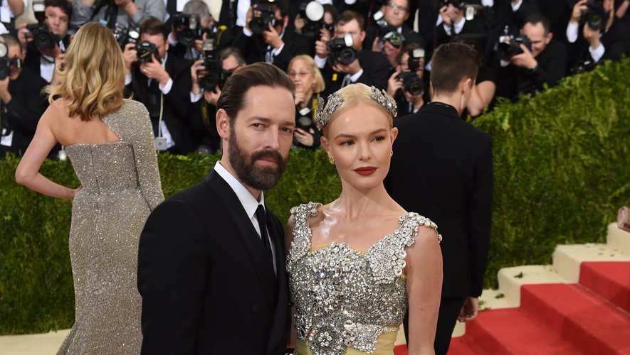 Le costume sobre et chic de Michael Polish se marie à merveille avec le côté excentrique de la robe de Kate Bosworth, déesse d'un soir. New York, le 2 mai 2016.