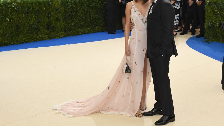 Tout en discrétion, Selena Gomez et The Weeknd abordent le Met Gala avec goût et glamour, symbolisant l'un des couples les plus romantiques de la soirée. New York, le 1er mai 2017.