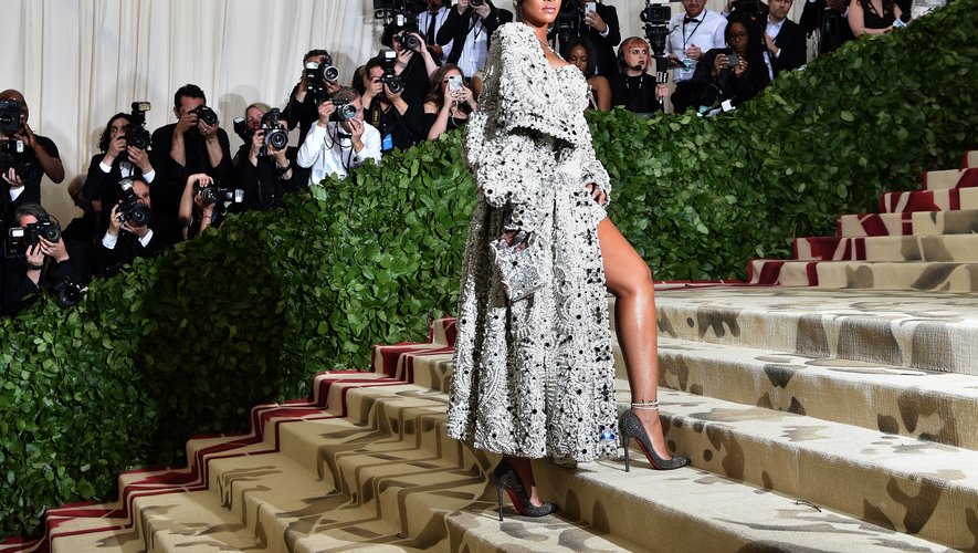Rihanna a fait une arrivée spectaculaire au Met Gala, dans une tenue Atelier - Maison Margiela qui a nécessité plusieurs centaines d'heures de travail. New York, le 7 mai 2018.