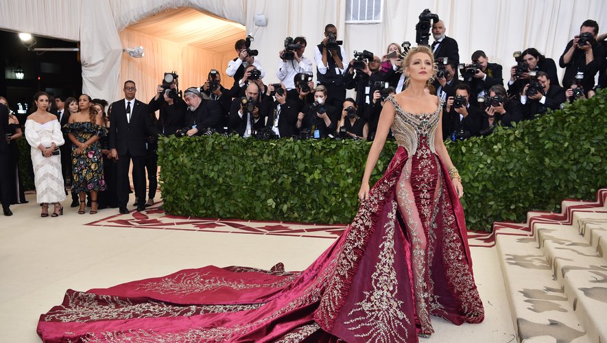 Comme à son habitude, Blake Lively était éblouissante dans une robe rouge sombre Atelier Versace, ornée d'un bustier incrusté de cristaux et d'une traîne surdimensionnée. New York, le 7 mai 2018.