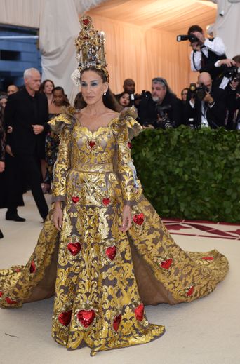 Sarah Jessica Parker a parfaitement respecté le thème de la soirée, arborant une robe spectaculaire brodée d'ornements baroques couleur or et de coeurs. La tenue est issue de la collection Alta Moda de Dolce & Gabbana. New York, le 7 mai 2018.
