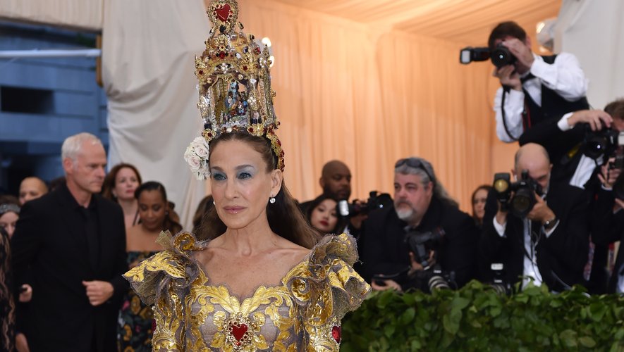 Sarah Jessica Parker a parfaitement respecté le thème de la soirée, arborant une robe spectaculaire brodée d'ornements baroques couleur or et de coeurs. La tenue est issue de la collection Alta Moda de Dolce & Gabbana. New York, le 7 mai 2018.