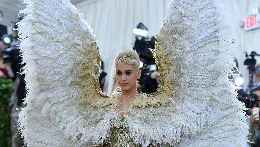 Katy Perry a elle aussi marqué cette soirée mode, déployant des ailes impressionnantes, qui accompagnaient une mini-robe et des cuissardes couleur or. Le tout confectionné par Atelier Versace. New York, le 7 mai 2018.