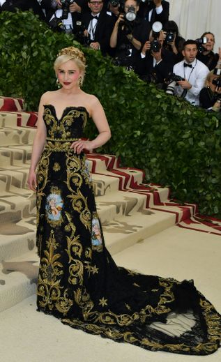 Emilia Clarke portait une robe corset noire Alta Moda par Dolce & Gabbana, sublimée par des ornements couleur or. New York, le 7 mai 2018.