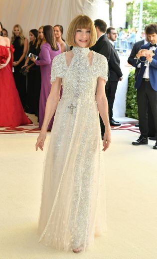 Anna Wintour a joué la carte de l'élégance et de la simplicité, arborant une longue robe Chanel ponctuée de croix. New York, le 7 mai 2018.