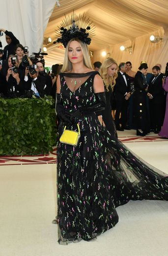Rita Ora a foulé le tapis rouge dans une longue robe noire ornée de cristaux et de détails en plexi colorés, signée Prada. New York, le 7 mai 2018.