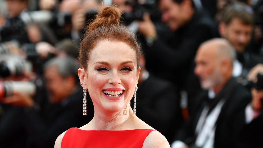 Julianne Moore sourit aux photographes le 8 mai 2018 avant la projection du film 'Todos Lo Saben' ('Everybody Knows') et la cérémonie d'ouverture de la 71ème édition du Festival de Cannes.