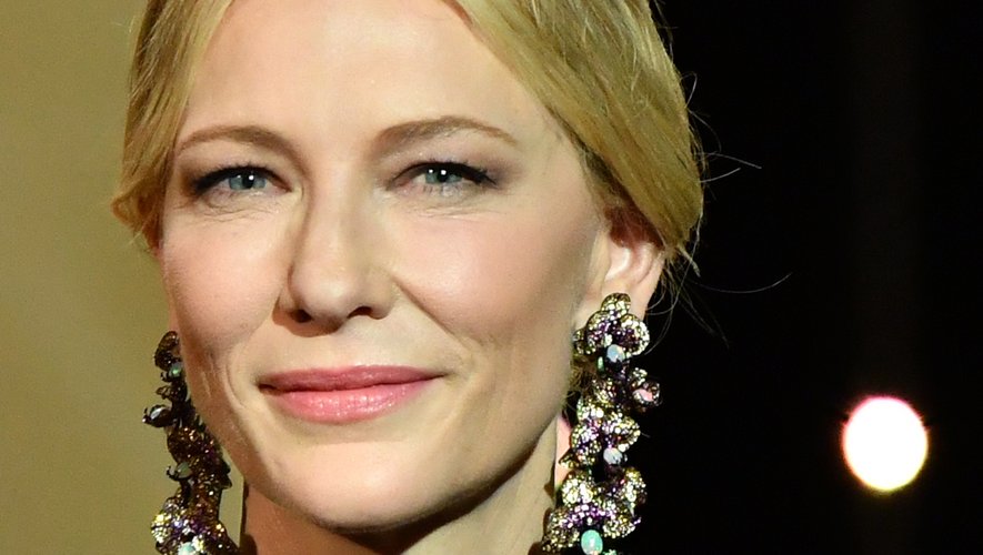 L'actrice australienne et présidente du jury Cate Blanchett arrive sur scène le 8 mai 2018 lors de la cérémonie d'ouverture de la 71ème édition du Festival de Cannes.