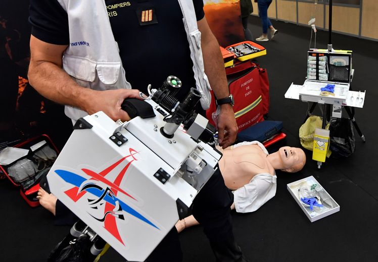 Le Med Pack se présente sous la forme d'une valise de 7 kg assortie d'un trépied, qui après déploiement (en trois secondes garanties ! ) devient, un « espace de travail aménagé »