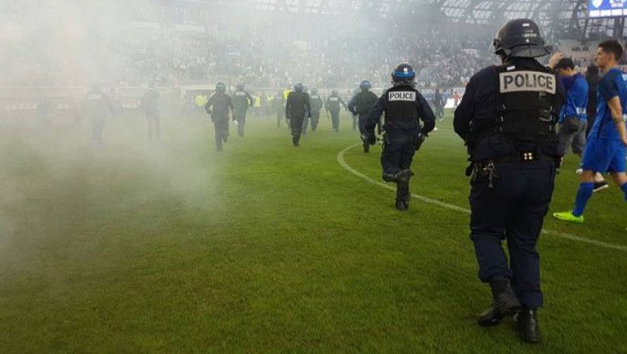 Football : à Grenoble, les supporters envahissent le terrain pour s'en prendre à l'équipe adverse