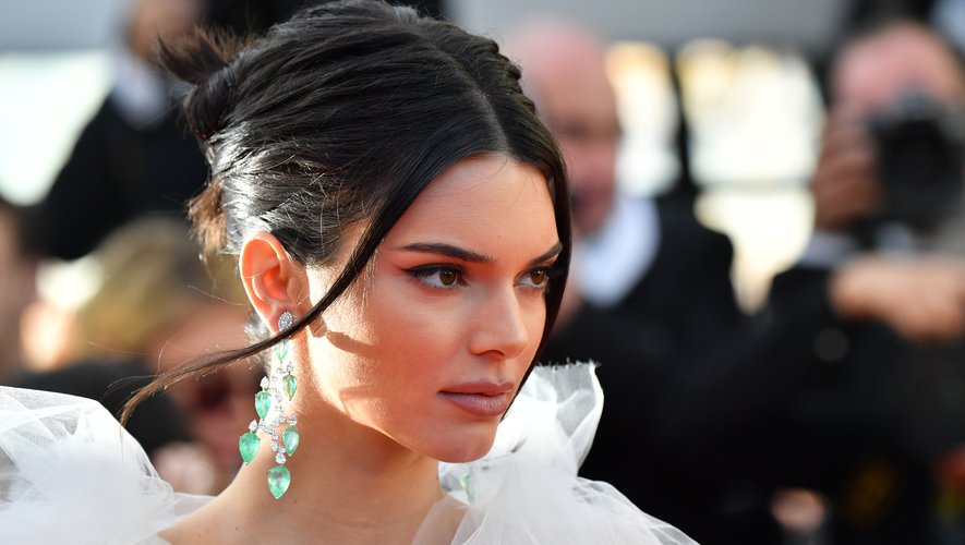 Le mannequin américain Kendall Jenner arrive le 12 mai 2018 à la projection du film "Les Filles du Soleil" à la 71ème édition du Festival de Cannes.