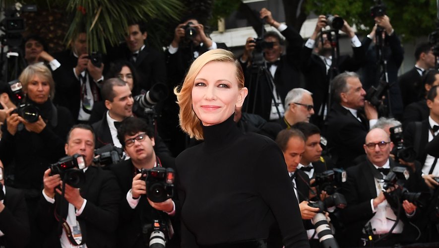 Cate Blanchett a fait le choix de la couleur et du chic absolu avec cette robe composée d'un top noir ouvert dans le dos et d'une jupe à volants en organza soulignée d'un dégradé de couleurs. Le tout signée Givenchy Couture. Cannes, le 14 mai 2018.