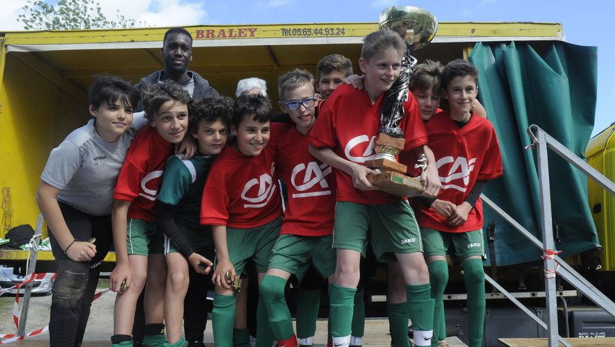 Quelle fierté de cette équipe U13 de Sébazac, participant au tournoi de l’Ascension, de lever cette coupe de la victoire !