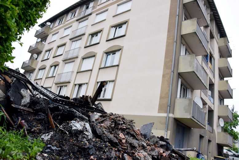 L’immeuble HLM, au 58 rue des Bleuets, a été la proie des flammes lundi soir à Onet.Mathieu Roualdés