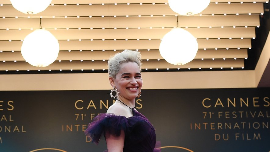 L'actrice Emilia Clarke choisit elle aussi de dénuder ses épaules dans une élégante robe de bal en tulle pourpre Dior Haute Couture. Cannes, le 15 mai 2018.