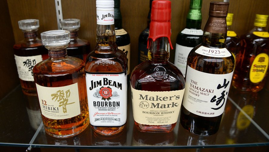 Le géant japonais des boissons Suntory Holdings va suspendre la livraison de deux de ses whiskies vedette, le Hibiki 17 ans d'âge et le Hakushu 12 ans d'âge